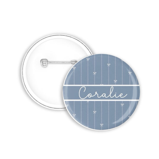 Badge personnalisé "Noeud Blanc et Bleu"